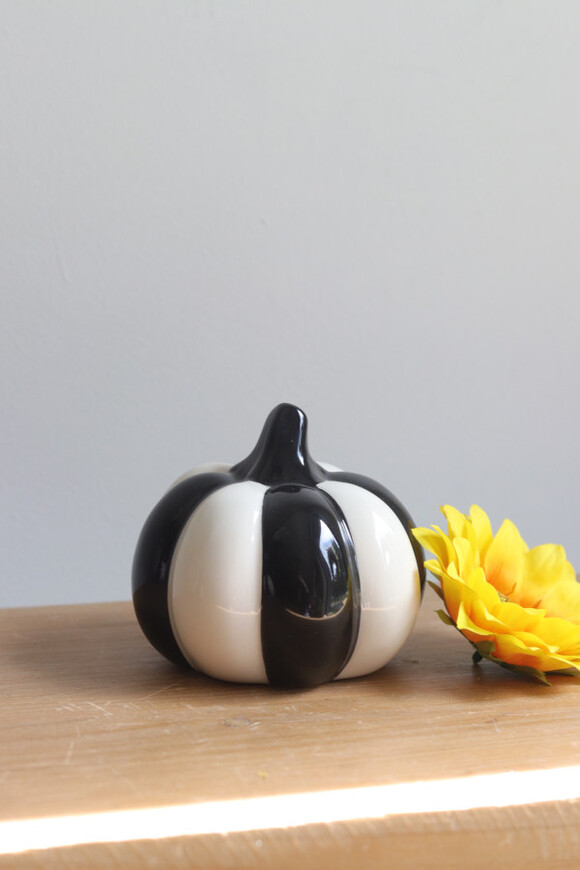 Wednesday Pumpkins, dekoracyjna dynia ceramiczna, średnia, wym.10x10cm