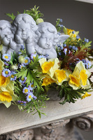 Luvina Spring, żółta dekoracja nagrobna z aniołami