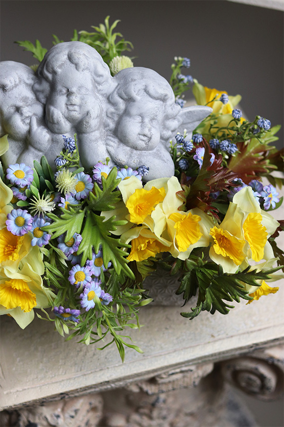 Luvina Spring, żółta dekoracja nagrobna z aniołami