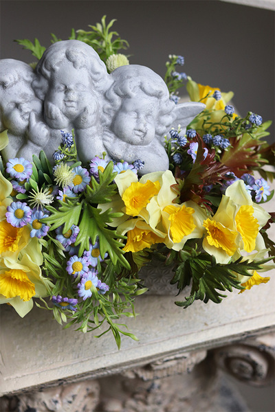 Luvina Spring, żółta dekoracja nagrobna z aniołami