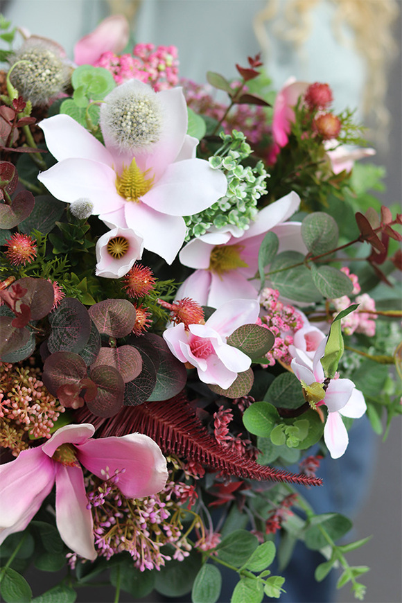 Adelita Magnolie New, efektowna kompozycja kwiatowa w białym naczyniu, wys.45cm