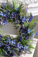 Szafirki Blue, wianek na drzwi z niebieskich kwiatów