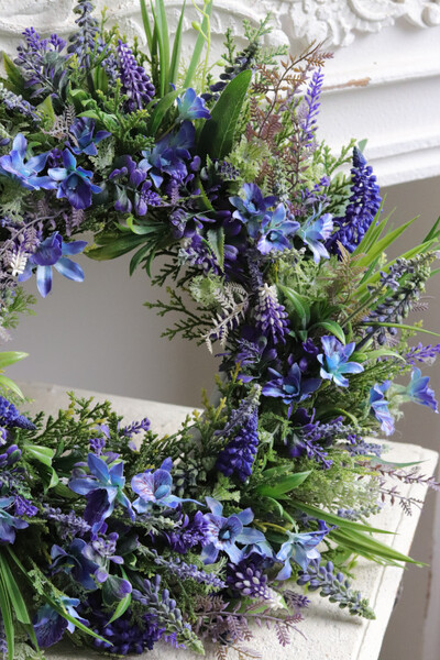 Szafirki Blue, wianek na drzwi z niebieskich kwiatów