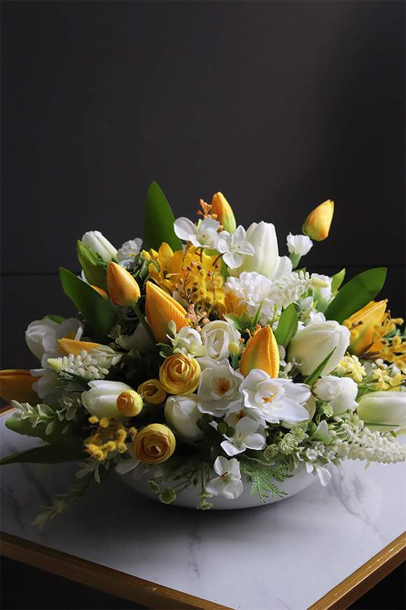 Amira Easter, dekoracja kwiatowa na stół wielkanocny