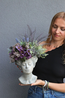 OD RĘKI Dama Poetica Head, kompozycja kwiaty w głowie, wym.45x33cm