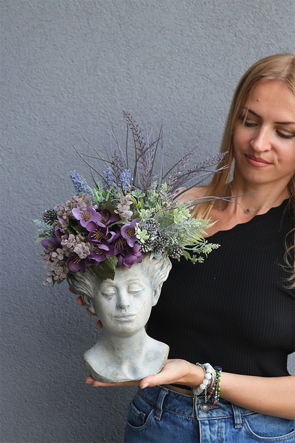 Dama Poetica Head, kompozycja kwiaty w głowie