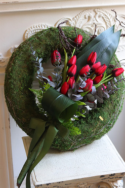Tulipany Red 2, elegancki wieniec nagrobny z tulipanami, śr.45cm