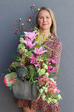 Memorie Volcan Lilly, nowoczesna kompozycja nagrobna w misie, wys.85cm