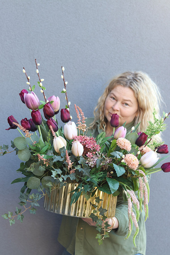 Tulippo England, dekoracja nagrobna w misie