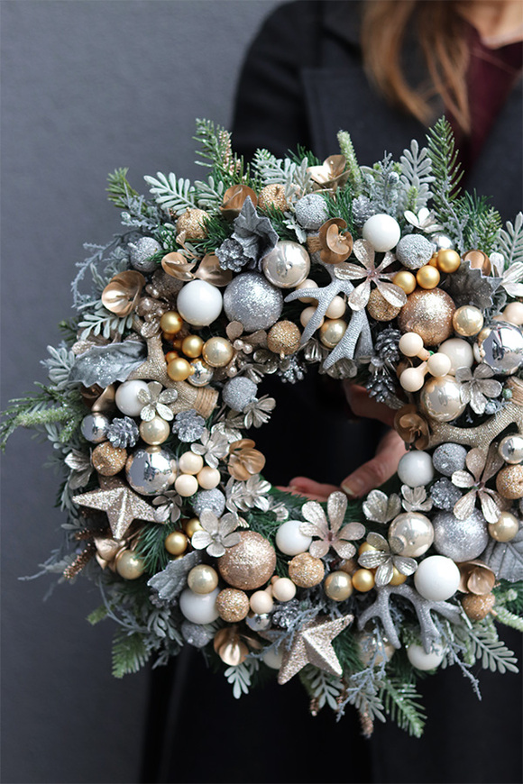 Ozłocony, świąteczny wianek na drzwi