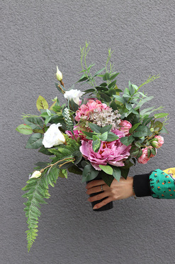 OD RĘKI Santoria 2, bukiet nagrobny we wkładzie do wazonu, wys.50cm