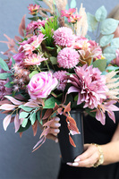 Trefila, różowy bukiet nagrobny we wkładzie