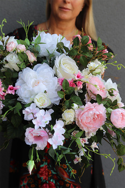 Triveria Pink, nagrobna kompozycja w misie, wym.42x85cm