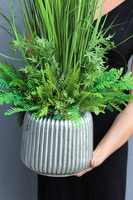 Hilton Green Tall, kompozycja z trawami w srebrnej donicy