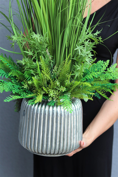 Hilton Green Tall, kompozycja z trawami w srebrnej donicy