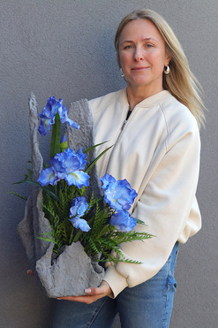 OD RĘKI Irysy Volcan, kompozycja nagrobna w misie, wys.57cm