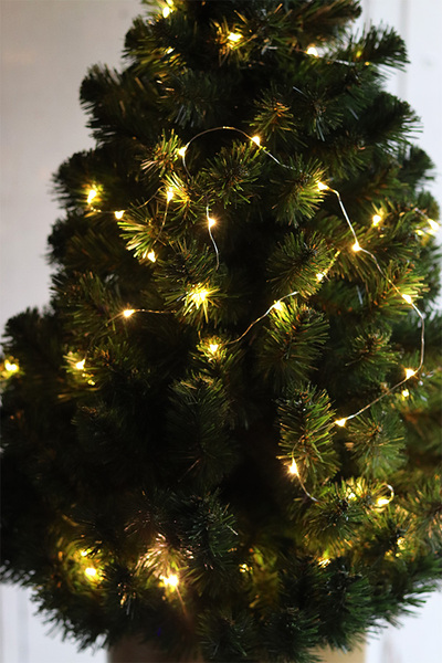 Konika Fera A, choinka sztuczna w donicy na stojaku