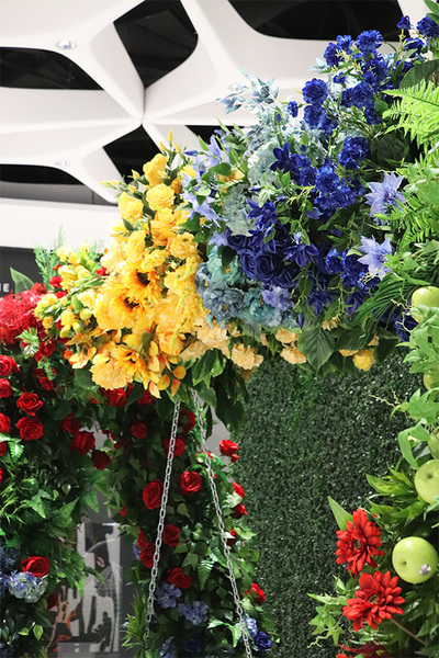 Branding, dekoracja kwiatowa w kolorach Twojej firmy