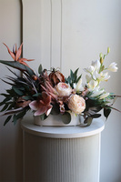 Beige Regrere, kompozycja kwiatowa ze strelicją