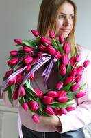 Witaj Wiosno Magenta, wiosenny wianek z tulipanów