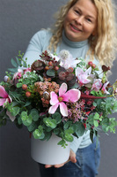 Adelita Magnolie New, efektowna kompozycja kwiatowa w białym naczyniu, wys.45cm