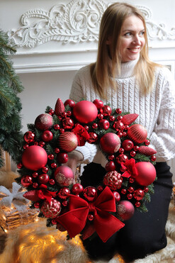 OD RĘKI Czerwona Kolęda Premium, świąteczny wianek z bombkami, śr.53cm