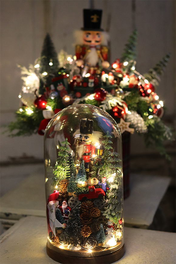 Dziadek do Orzechów, stroik pod szklaną kopułą, wym.26x12cm