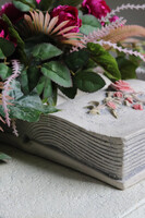 Amarant Bookstory, dekoracja nagrobna z betonowym aniołem