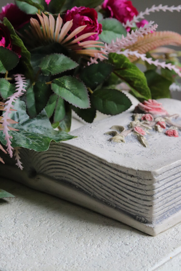 Amarant Bookstory, dekoracja nagrobna z betonowym aniołem