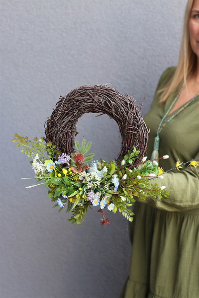 Niebieska Kurka, wiosenny wianek na drzwi