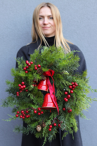 Rodzinna Gwiazdka, zimowy wianek z dzwonkami