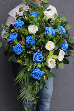 Kerisa Blue, wiązanka kompozycja nagrobna w misie, dł.89cm 