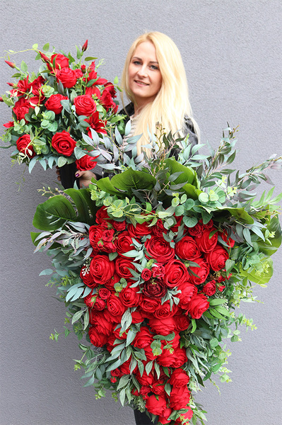 Czerwona Łuna, bukiet nagrobny we wkładzie, wys.57cm