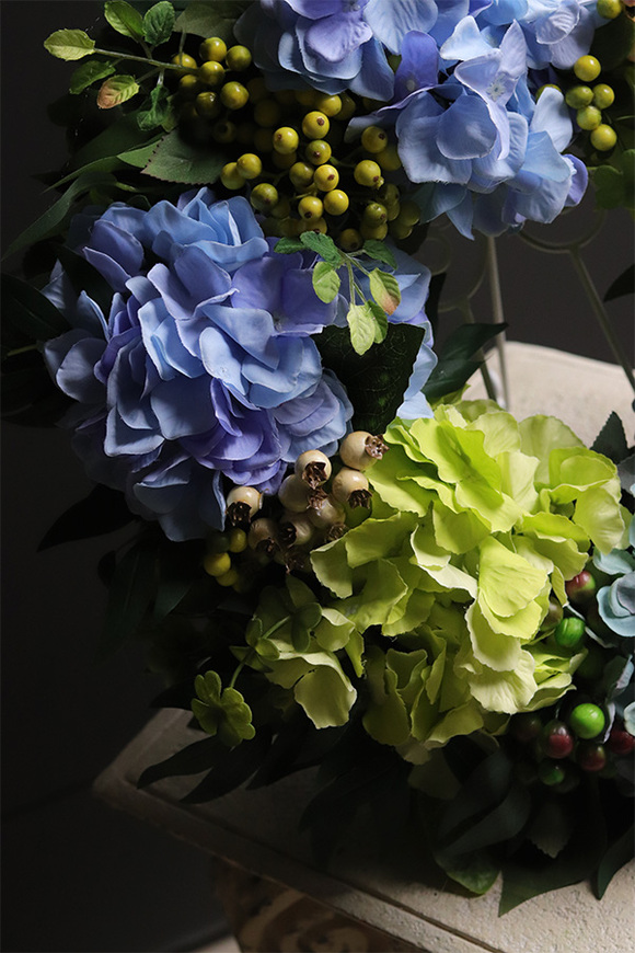 Hortensje Blueni 2, kwiatowy wianek na drzwi