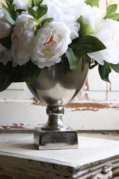 kompozycja z peoniami w pucharze, Pucharro White, wym.40x33cm