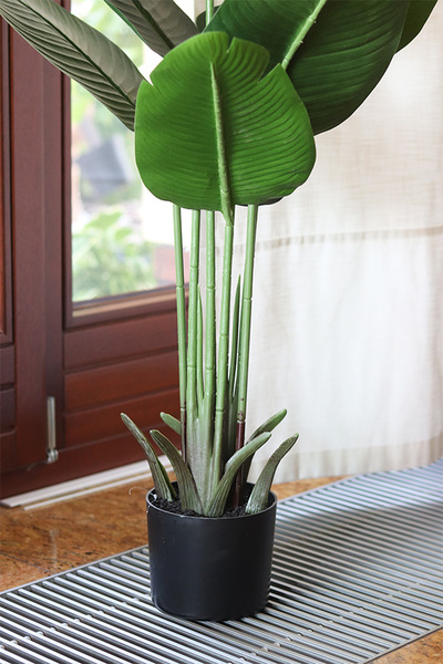 Bananowiec, sztuczne drzewko w osłonce donicy