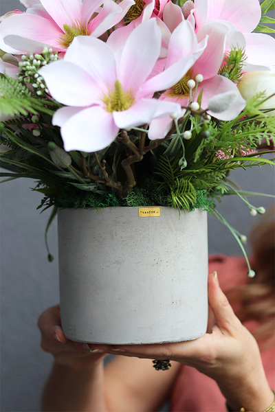 Magnolia Concrete, kompozycja kwiatowa