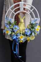 Gredia Yellow, wielkanocny wianek na drzwi z zającem