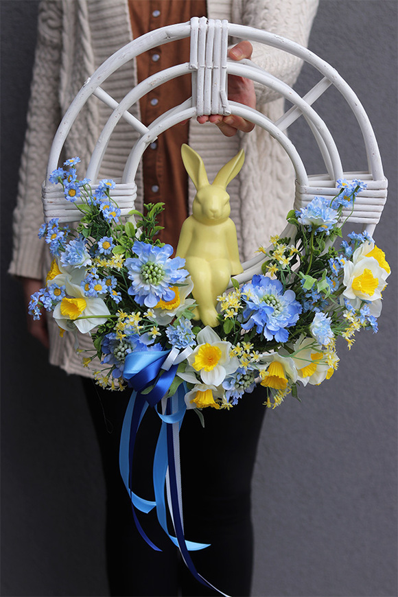 Gredia Yellow, wielkanocny wianek na drzwi z zającem