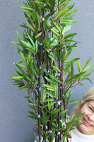 Bambus, sztuczna roślina w donicy