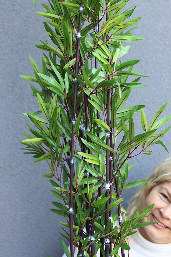 Bambus, sztuczna roślina w donicy