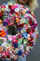 Magellania, piękny kwiatowy wianek na drzwi