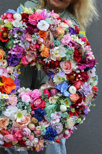 Magellania, piękny kwiatowy wianek na drzwi