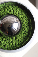 Modern Cecile Moss, nowoczesny stroik świąteczny z porcelanową kulą