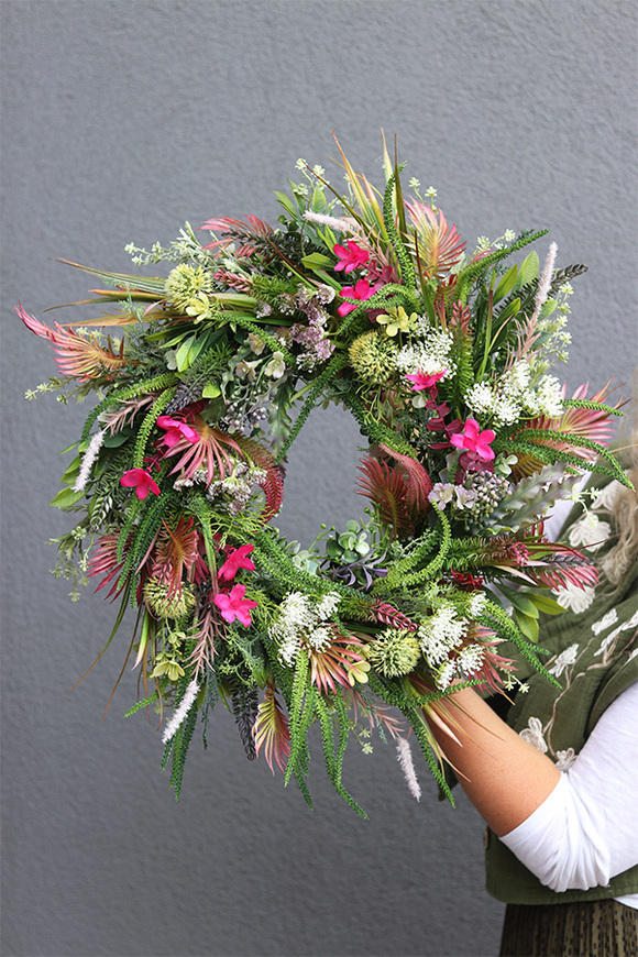 Merite, zielony wianek z kwiatami na drzwi