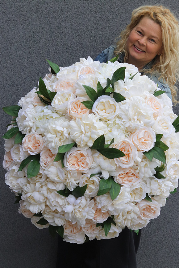 Peonies, bogaty kosz z peoniami