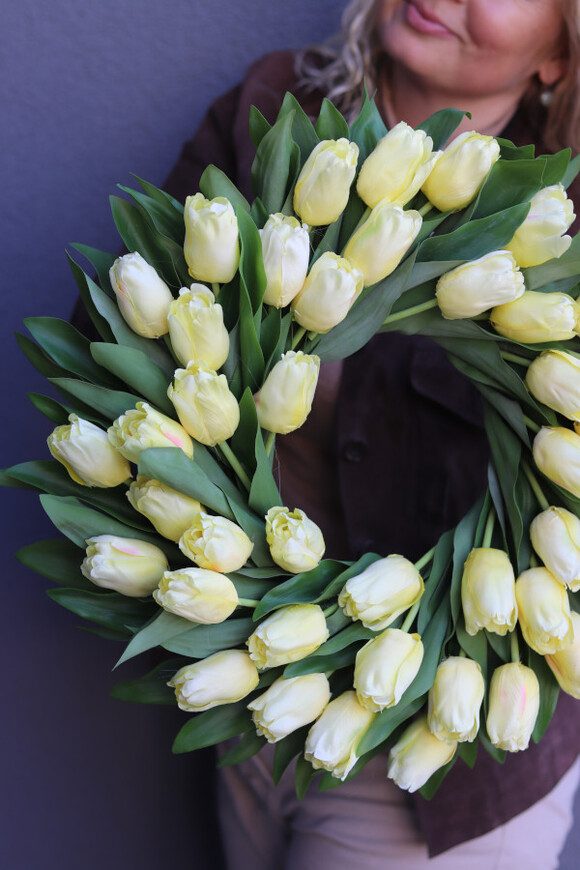 Witaj Wiosno Cream, wiosenny wianek z tulipanów