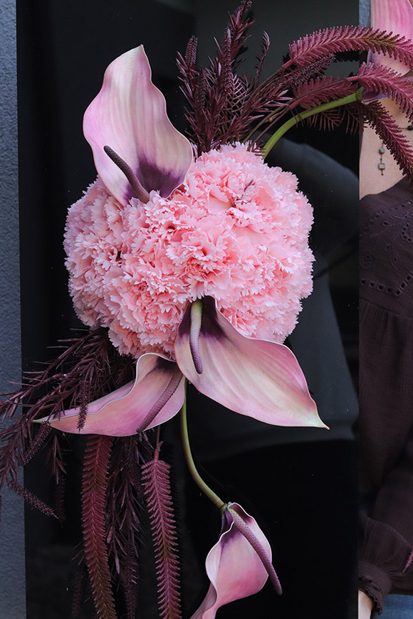 New Design Porto, dekoracja nagrobna na czarnej podstawie