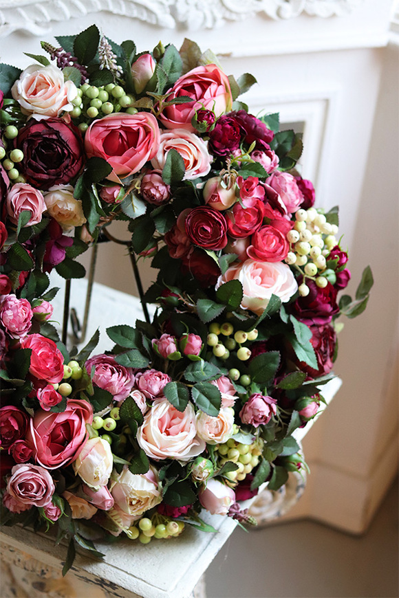 Happy Flowers, różowy wianek na drzwi jagodami