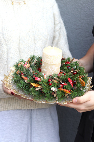 Rodzinny, stroik ze świecą na talerzu